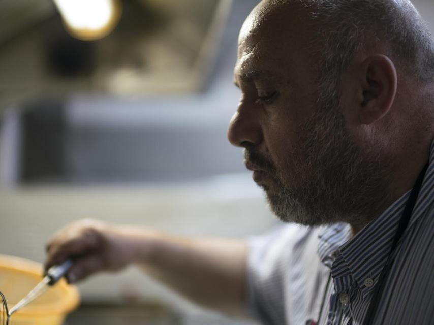 Labib comprueba si está frito el falafel.