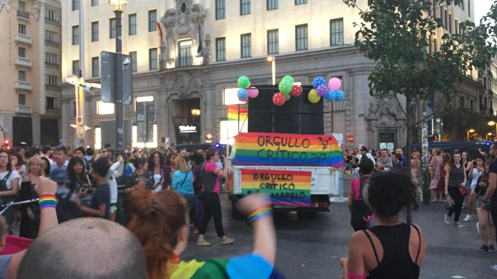 La carroza de Orgullo Crítico, a su llegada a Gran Vía