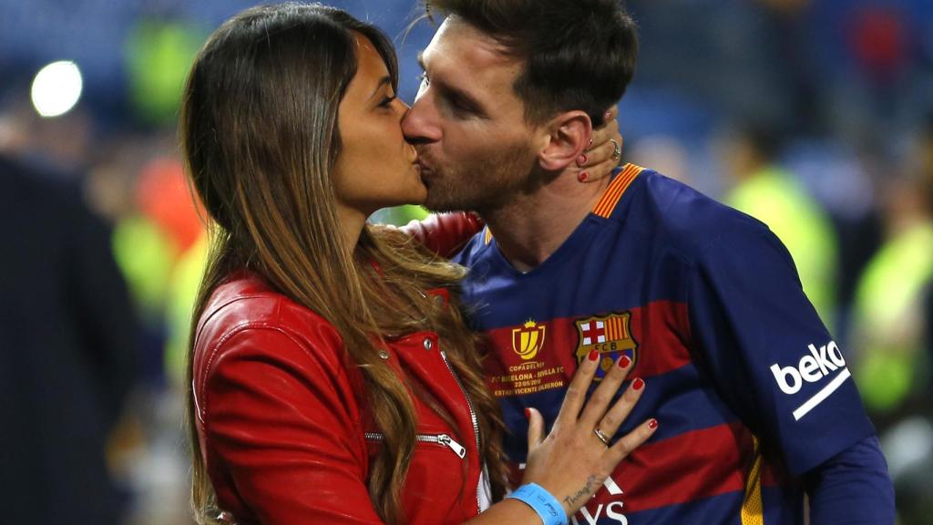 Antonella y Leo, besándose en medio del campo.