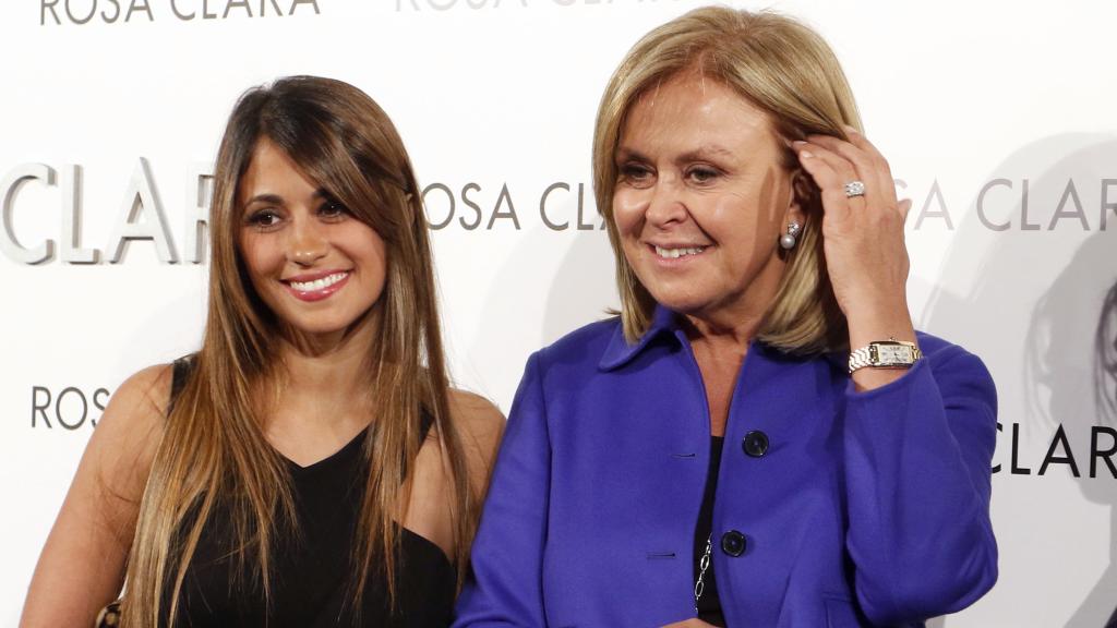 Antonella Roccuzzo junto a Rosa Clará.