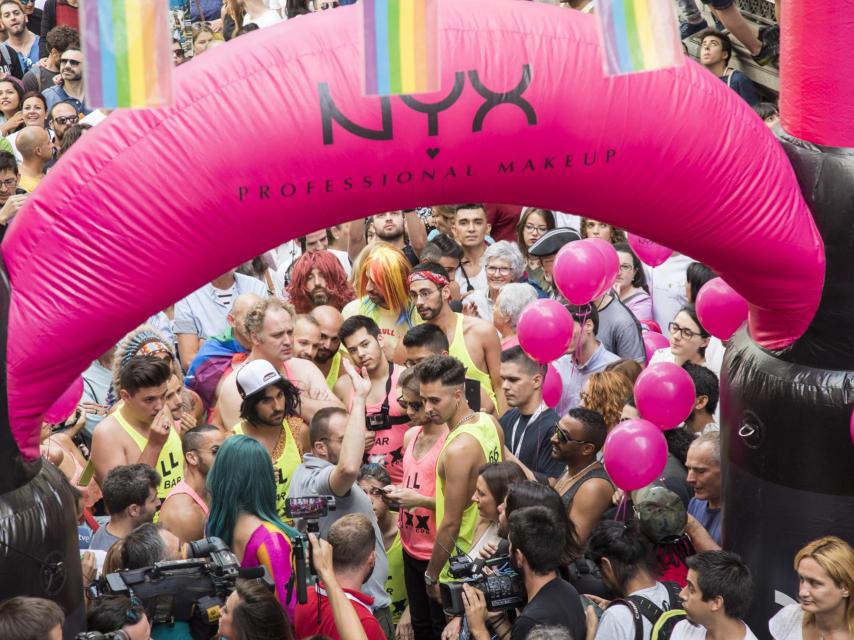 Ángel, de amarillo, en la meta antes de empezar la final.