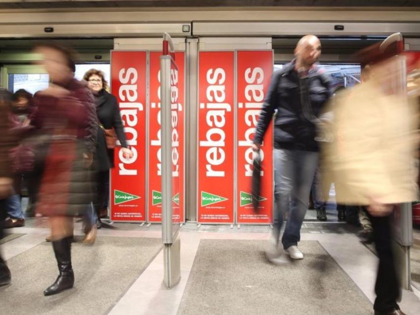 Llegada masiva de compradores en la madrileña calle de Preciados.