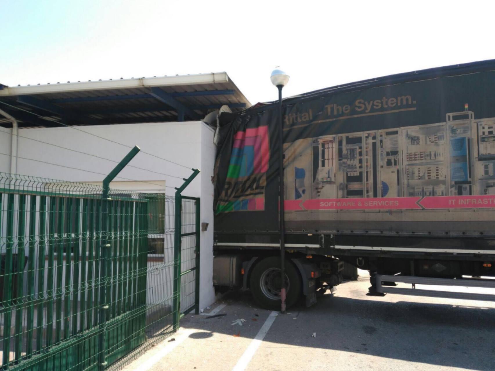El camión empotrado en la garita de la fábrica de Iveco.