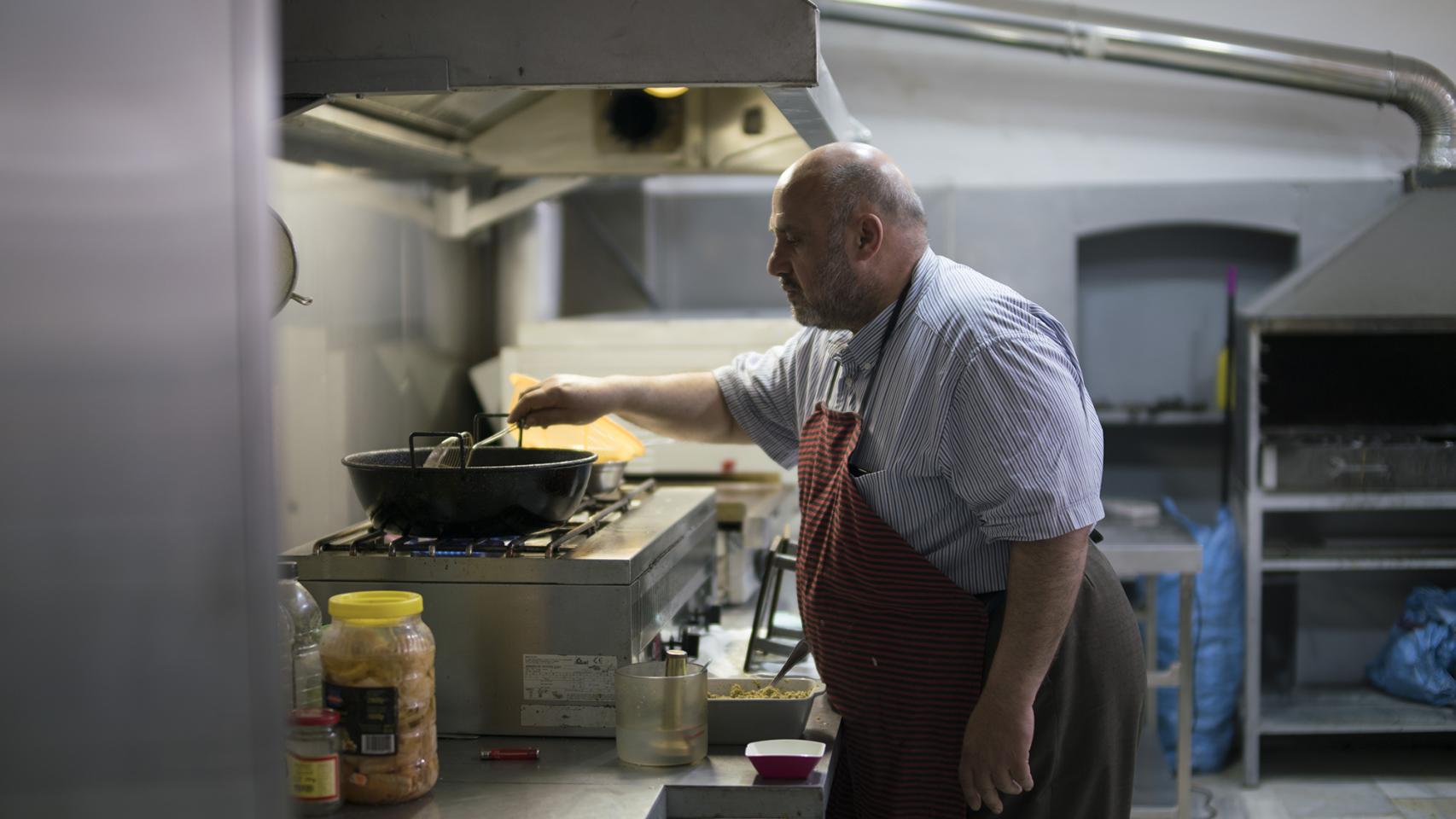 Labib, en los fogones de su restaurante.
