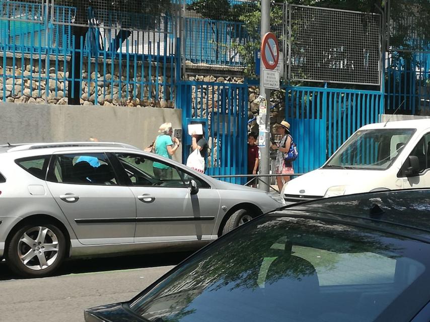Varios profesores a la salida del Colegio Cardenal Herrera Oria