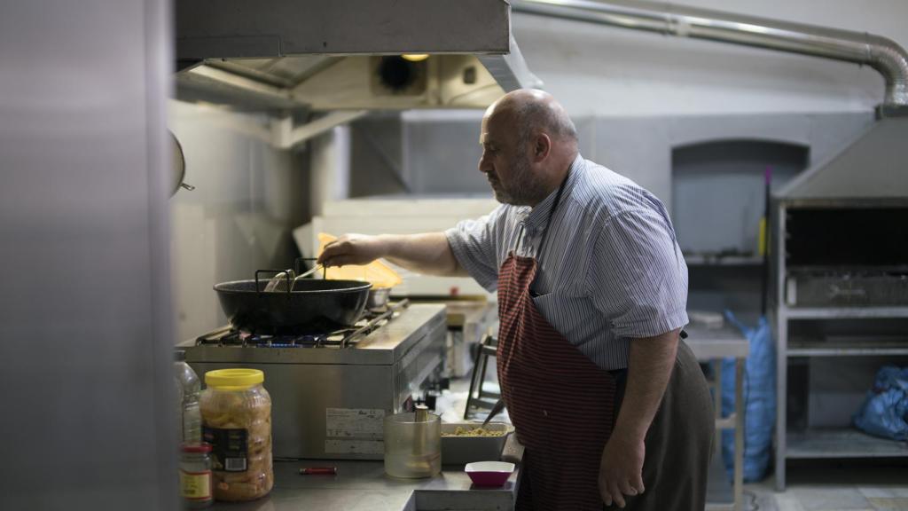 Labib, en los fogones de su restaurante.