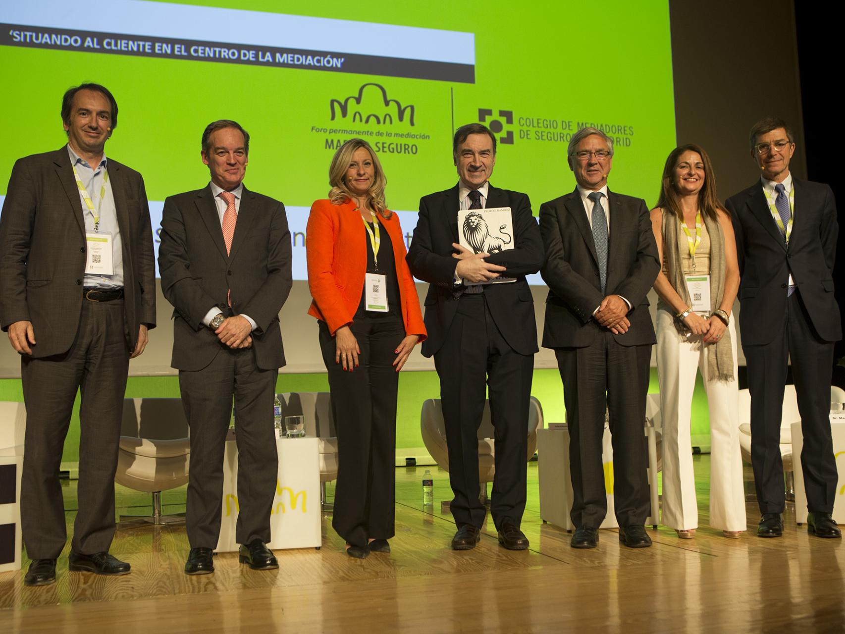 De izquierda a derecha: Christopher Bunzl, Director General de MUTUA DE PROPIETARIOS; Santiago Villa, Consejero Delegado de GENERALI; Elena Jiménez de Andrade, Presidenta del Consejo General de Colegios de Mediadores de Seguros de España y del Colegio de Mediadores de Seguros de Madrid; Pedro J. Ramírez, Director de EL ESPAÑOL; Jean-Paul Rignault, Consejero Delegado de AXA; Cristina del Ama, directora General de ALLIANZ y Mariano Rigau, Consejero Delegado-Director General de ARAG.