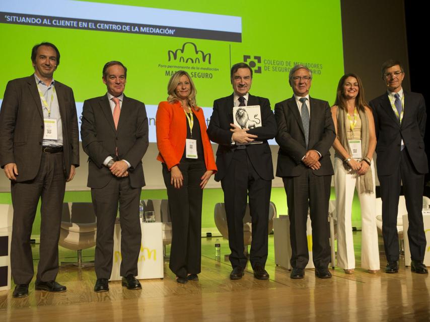 De izquierda a derecha: Christopher Bunzl, Director General de MUTUA DE PROPIETARIOS; Santiago Villa, Consejero Delegado de GENERALI; Elena Jiménez de Andrade, Presidenta del Consejo General de Colegios de Mediadores de Seguros de España y del Colegio de Mediadores de Seguros de Madrid; Pedro J. Ramírez, Director de EL ESPAÑOL; Jean-Paul Rignault, Consejero Delegado de AXA; Cristina del Ama, directora General de ALLIANZ y Mariano Rigau, Consejero Delegado-Director General de ARAG.