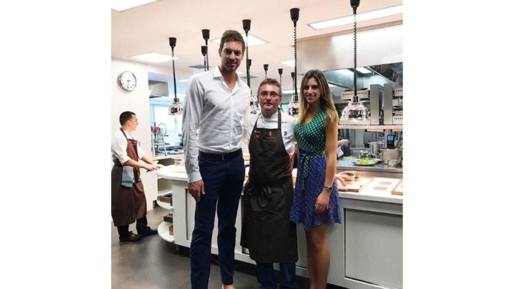La pareja junto al chef Andoni Luis Aduriz, del restaurante Mugaritz.