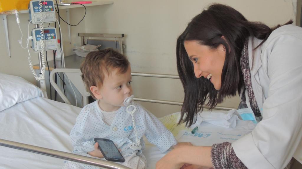 A sus tres años, su personalidad es mucho más independiente que la de Abel. Un excelente cuidador de su hermano, noble, responsable y empático. Aquí, en el hospital.