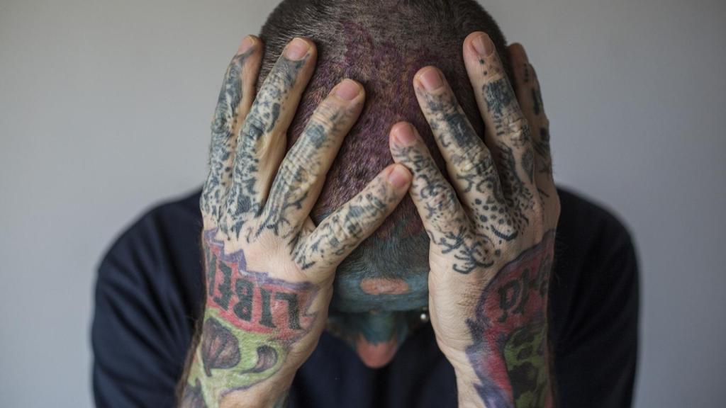 Juan Carlos duerme de día y hace su vida al caer la tarde. Teme al sol de mediodía.