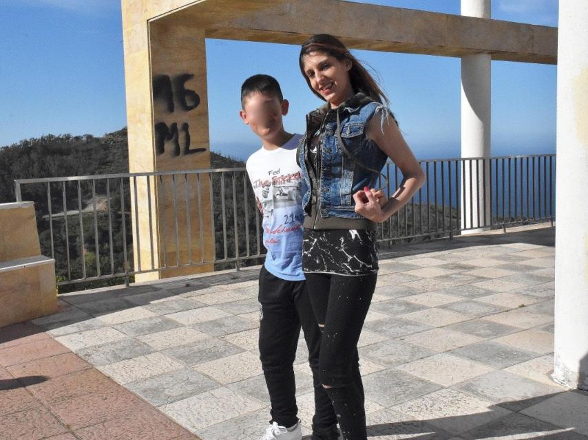 Siona Gold, con su hijo Fran, en el mirador de Isabel II de Ceuta