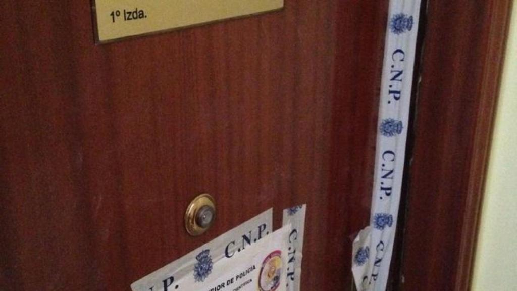 Puerta del bufete de abogados de Salas, precintado por la Policía Científica.