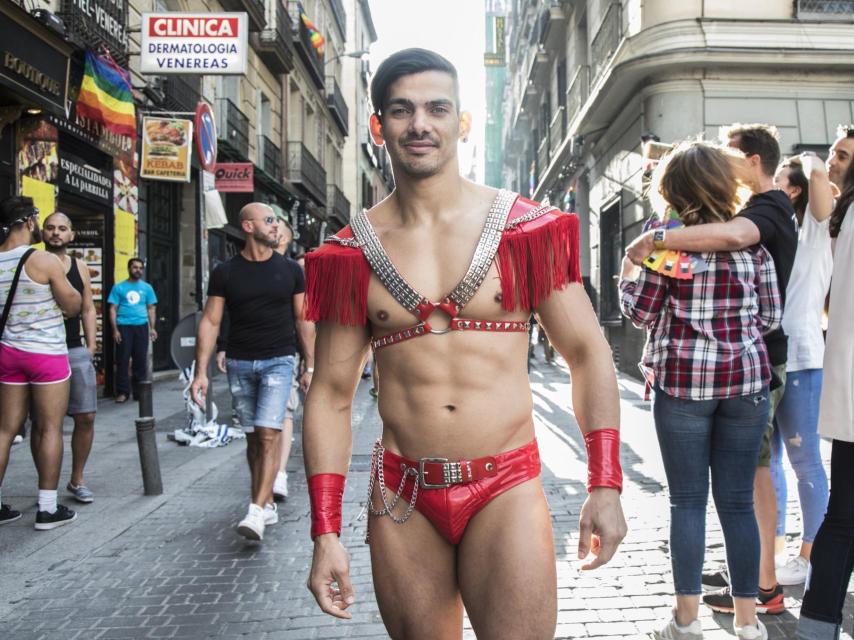 Alejandro hace publicidad para un bar de copas.