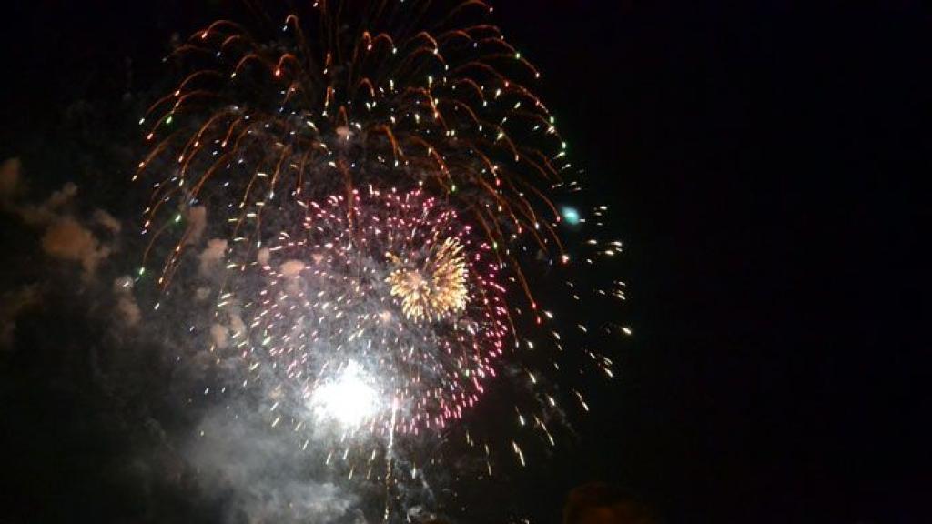 El estallido de unos fuegos artificiales.