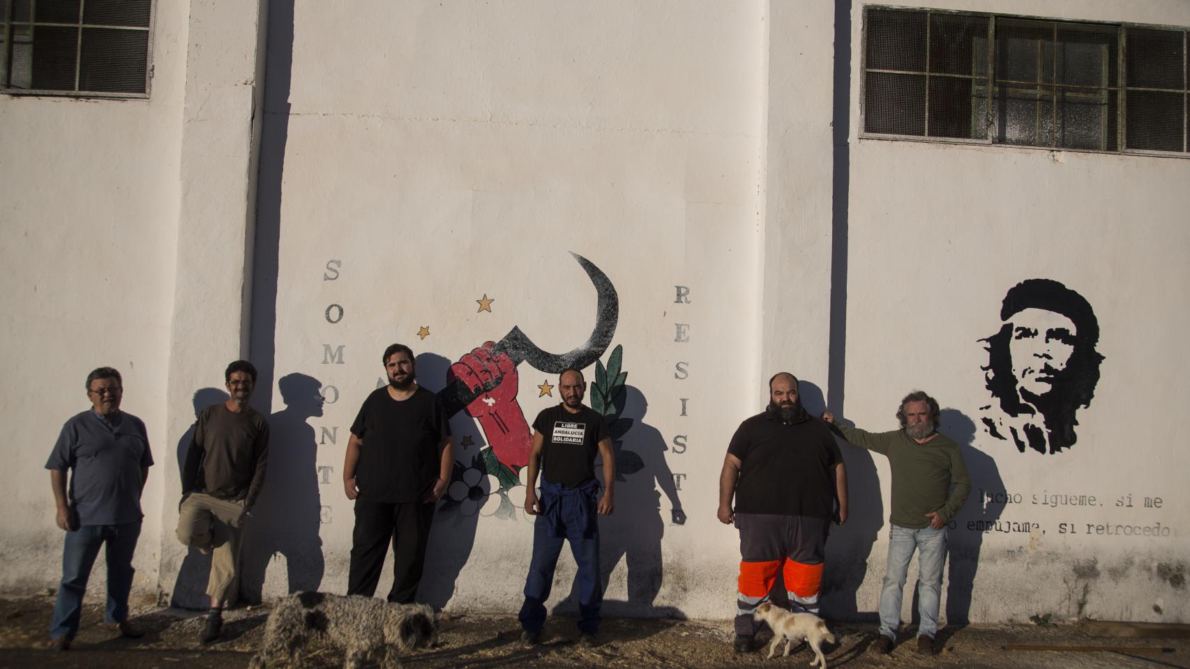 De izquierda a derecha Manuel Rodríguez, Cata, Oscar Reina, Javier Ruiz, Jesús Ortega y Víctor Jiménez, los últimos jornaleros de la finca Somonte, en Palma del Río (Córdoba) momentos antes de ser desalojados por la Guardia Civil. Foto Fernando Ruso