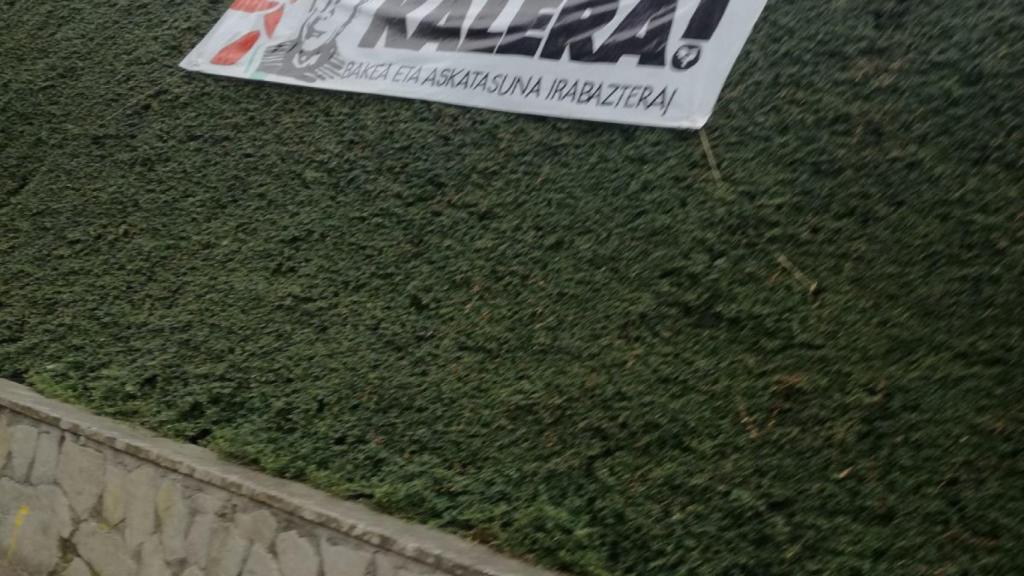 Imagen de un cartel ensalzando a Ibon Muñoa, delator de Miguel Ángel Blanco.