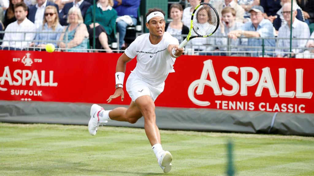 Nadal, durante su partido de exhibición en Hurlingham ante Haas.