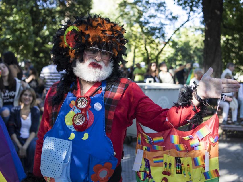 Lois es artesano, fabrica llaveros LGTB con ayuda de una monja.