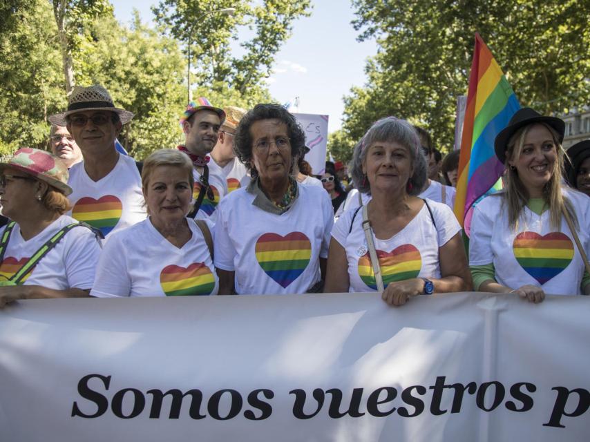 Lola y Pepa, en el centro, tras la pancarta.