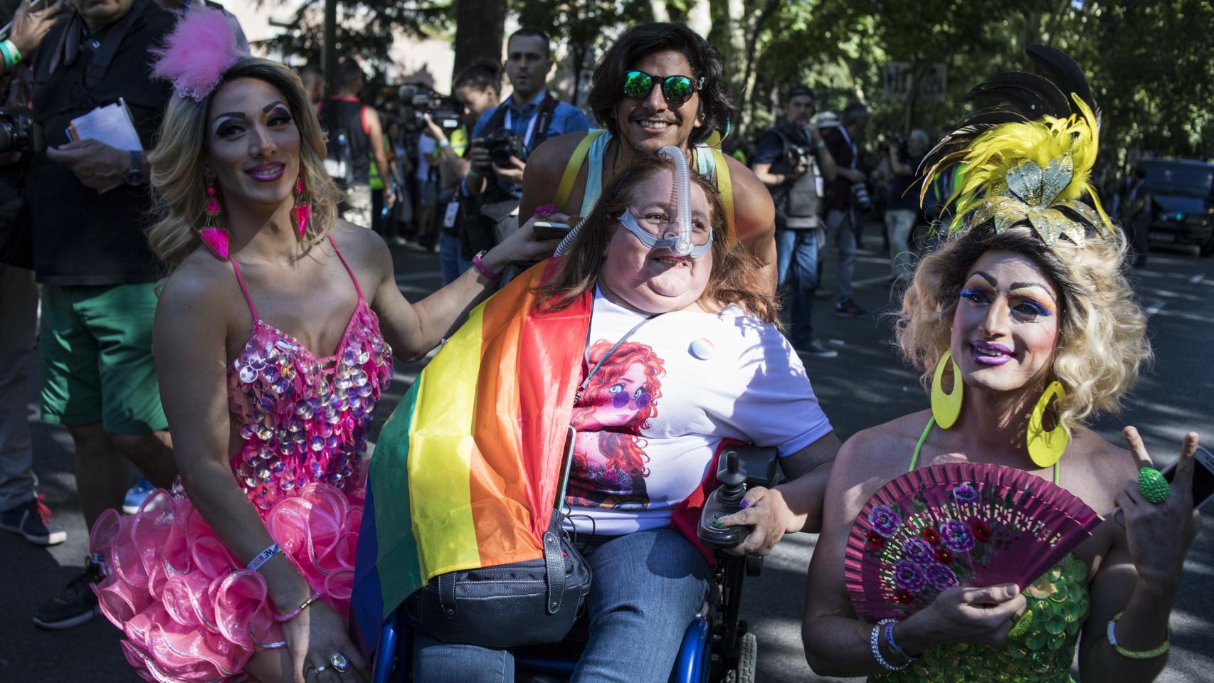 Isabel, en el centro, fue muy aplaudida por los asistentes a la manifestación del Orgullo.