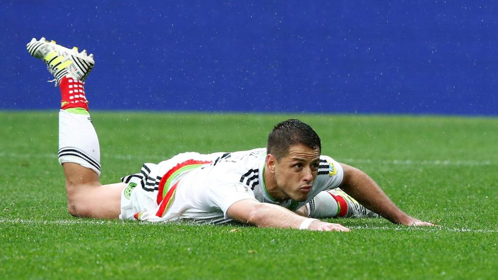 'Chicharito' Hernández se lamenta durante el partido ante Portugal.