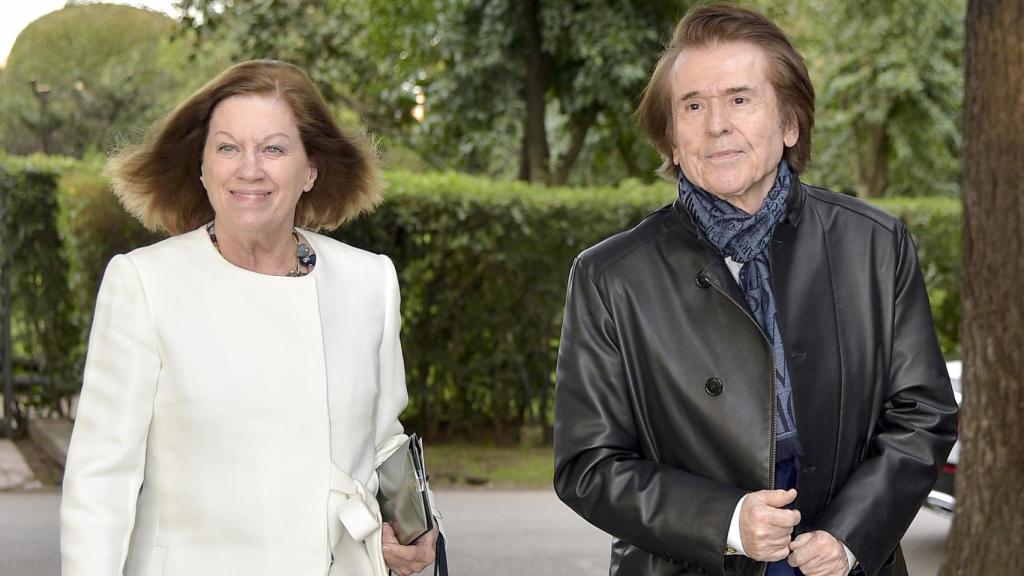 Natalia y Raphael en el 80 cumpleaños del padre Ángel García en Madrid.