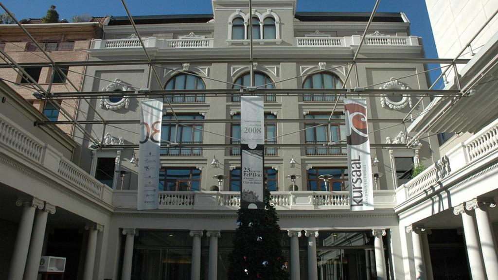 Las víctimas se intentaron refugiar en el teatro Kursaal, pero los agresores les pegaron una paliza allí dentro