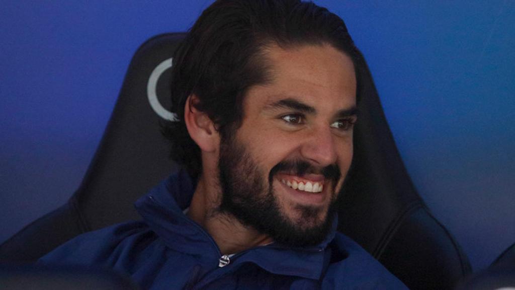 Isco Alarcón sentado en el banquillo del Bernabéu Fotógrafo: Manu Laya / El Bernabéu