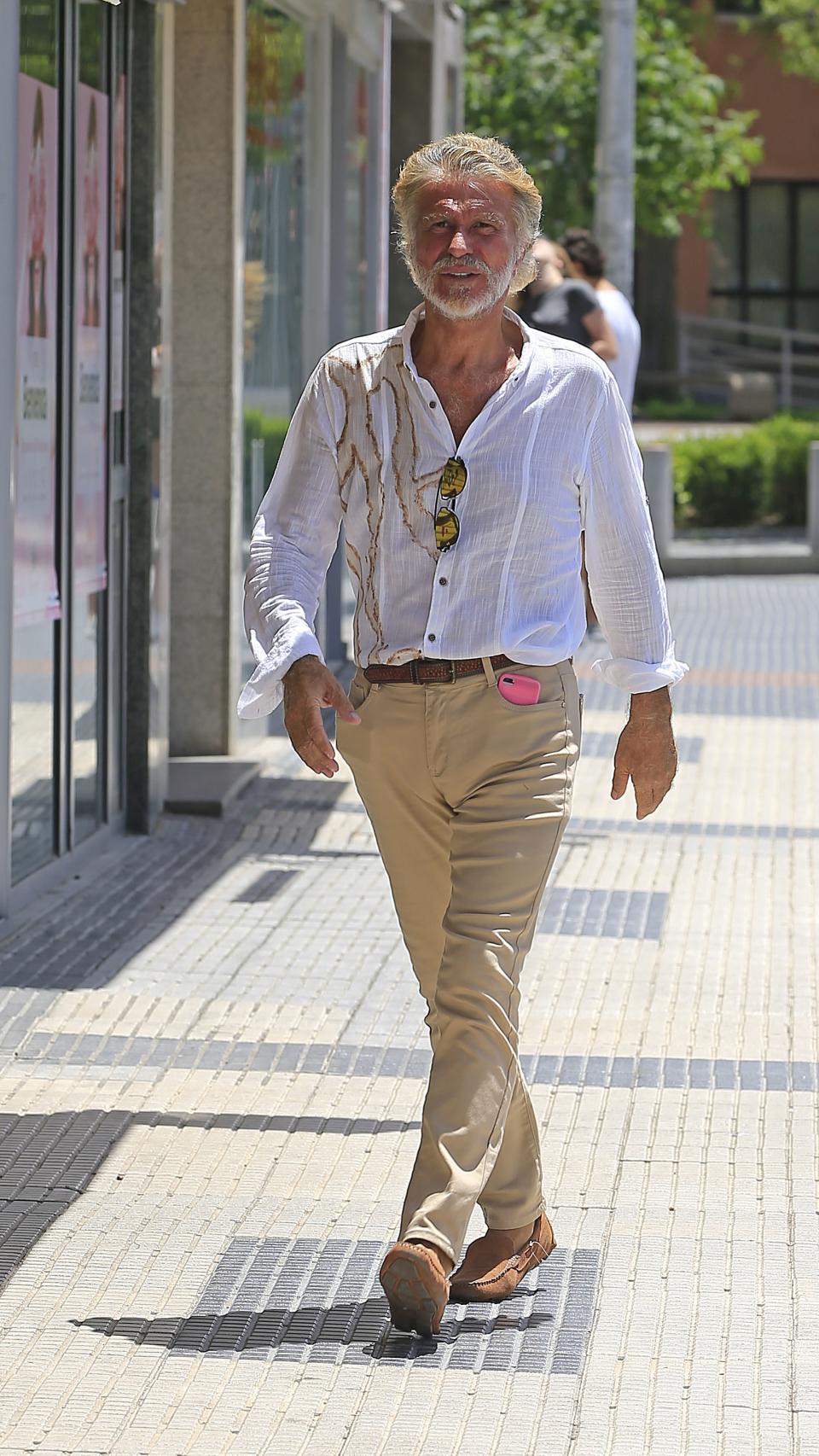 Bigote Arrocet haciendo recados por las calles de Madrid.