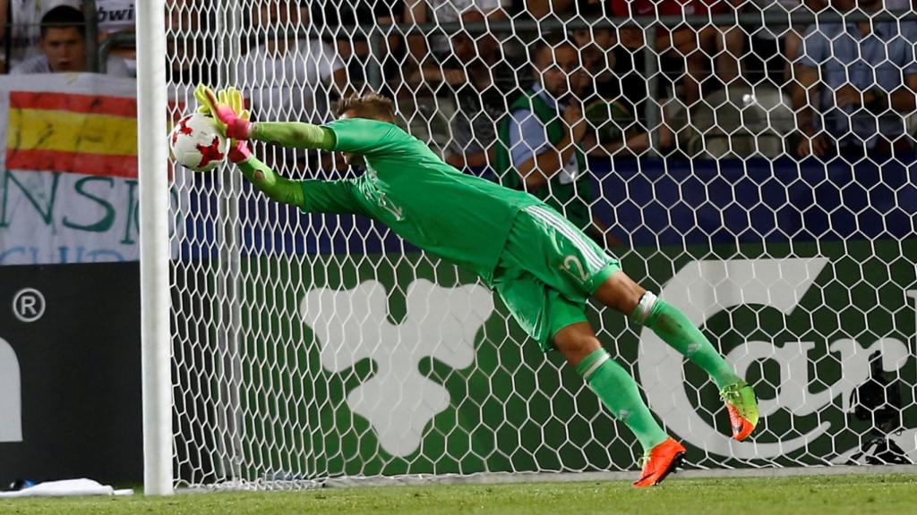 Julian Pollersbeck hace una parada en pleno Europeo.