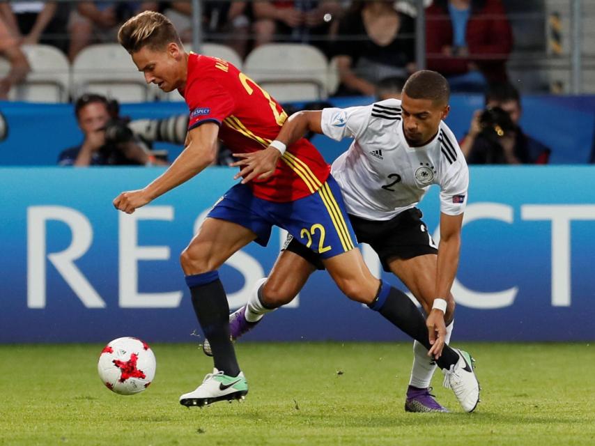Jeremy Toljan intenta robarle la pelota a Marcos Llorente.