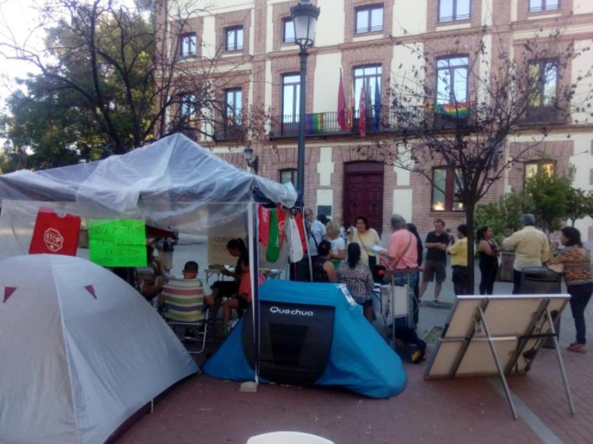 Lidia y Santi llevan días enfrente de la Junta de Carabanchel