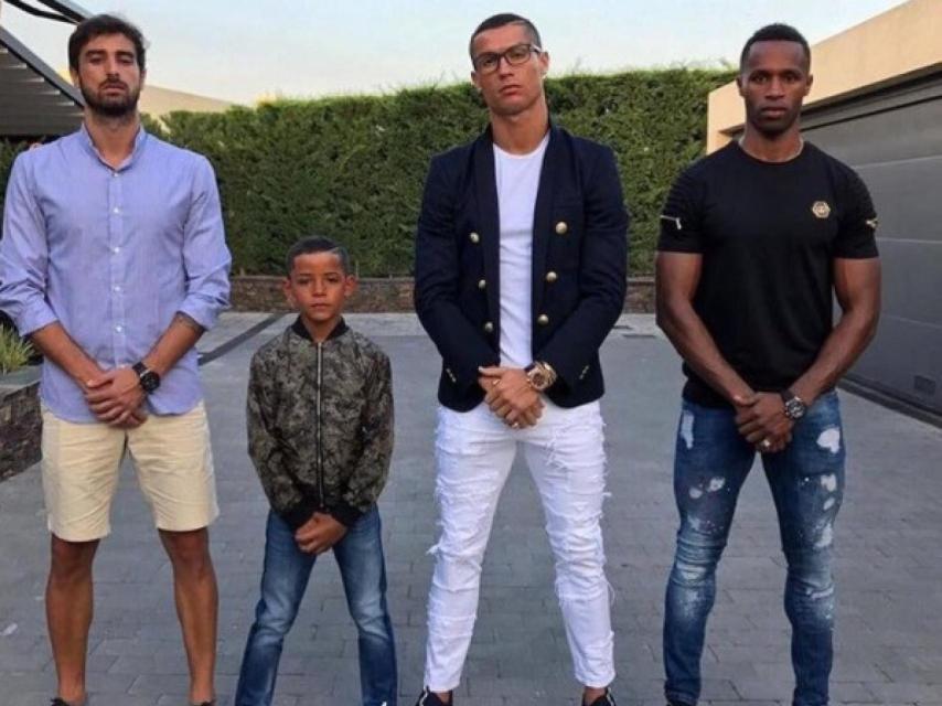 Cristiano Ronaldo, su amigo José Semedo y su hijo.