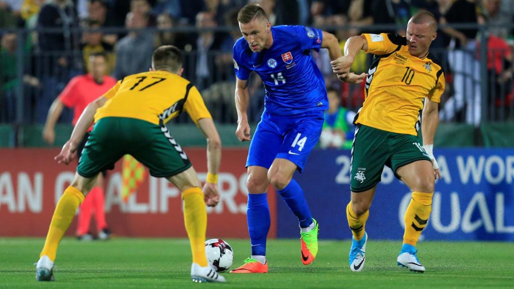 Milan Skriniar intenta irse de dos jugadores.