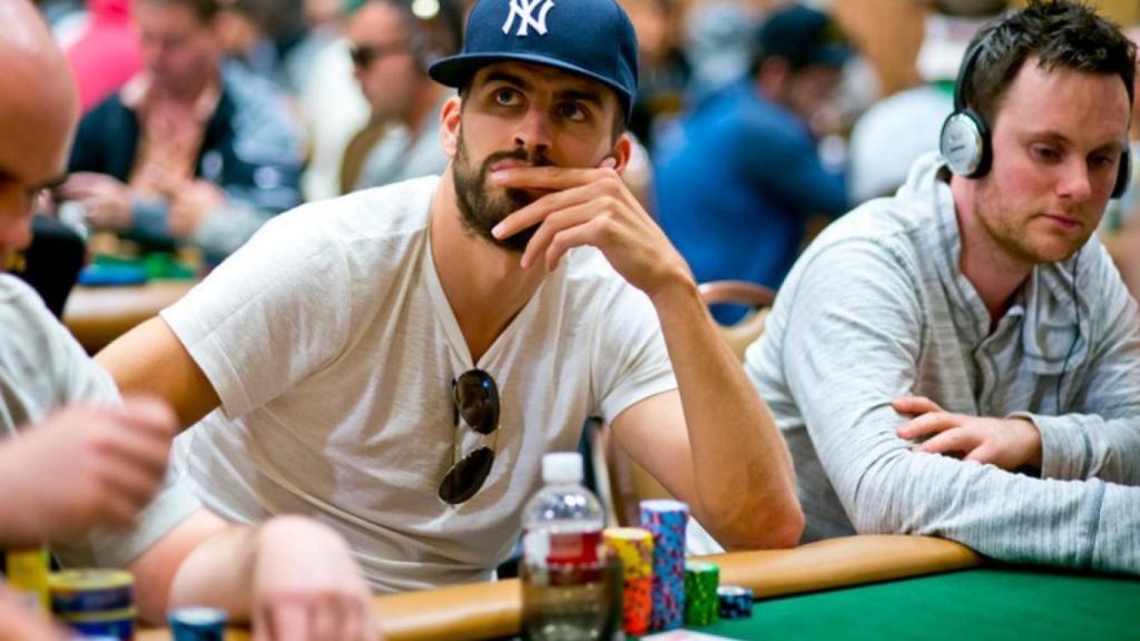 Gerard Piqué jugando al póquer en un torneo