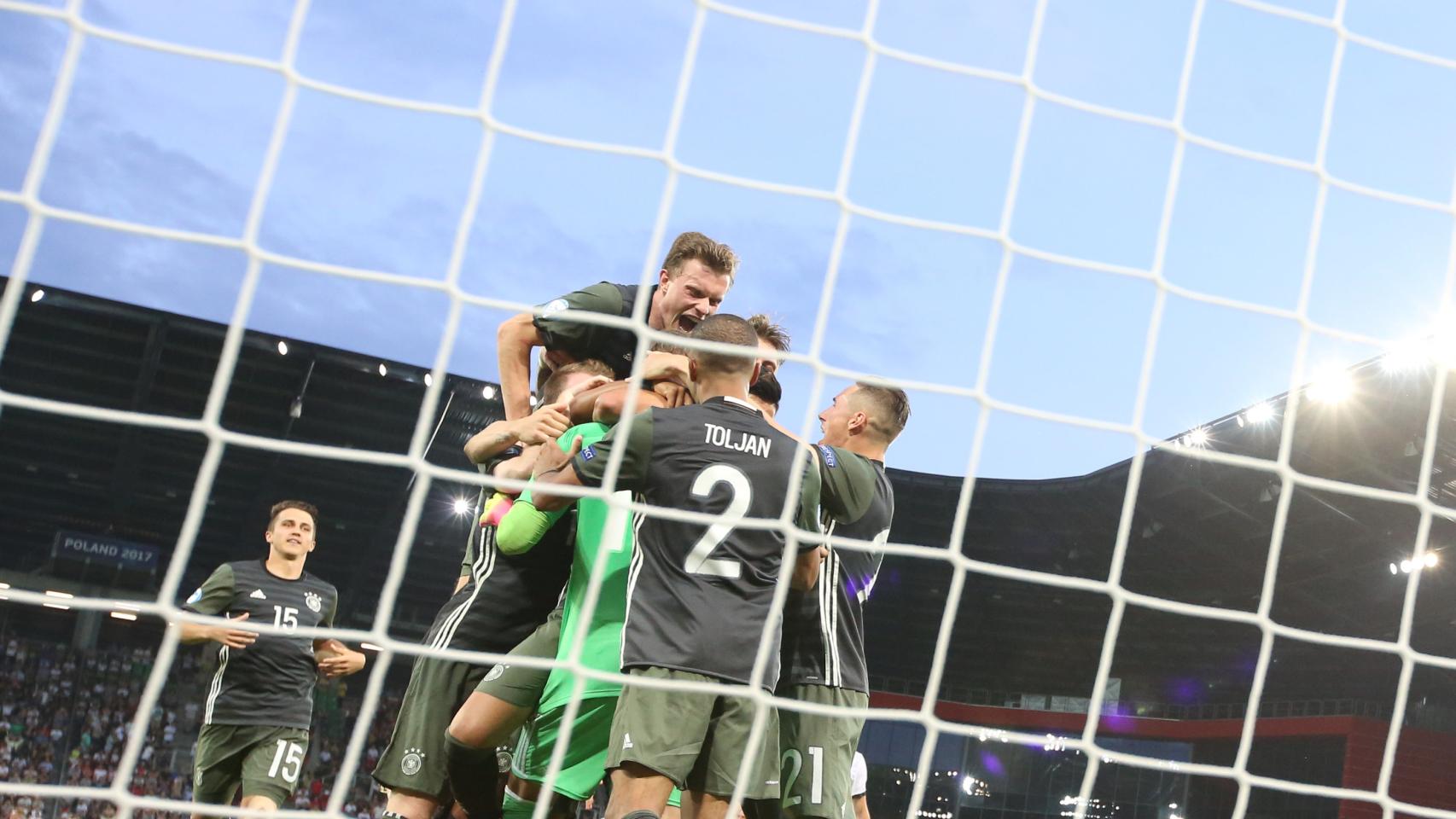 Los jugadores alemanes celebran con su portero el pase a la final.