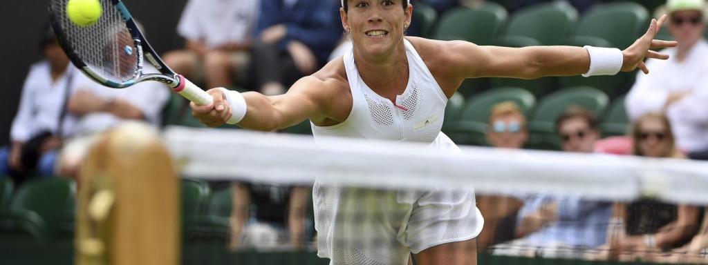 Muguruza, voleando en su partido ante Alexandrova en Wimbledon
