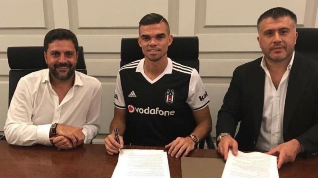 Pepe firma con el Besiktas. Foto: instagram @besiktas