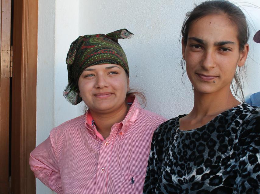 Flori (a la derecha) junto a su amiga Simone en Las Pedroñeras.