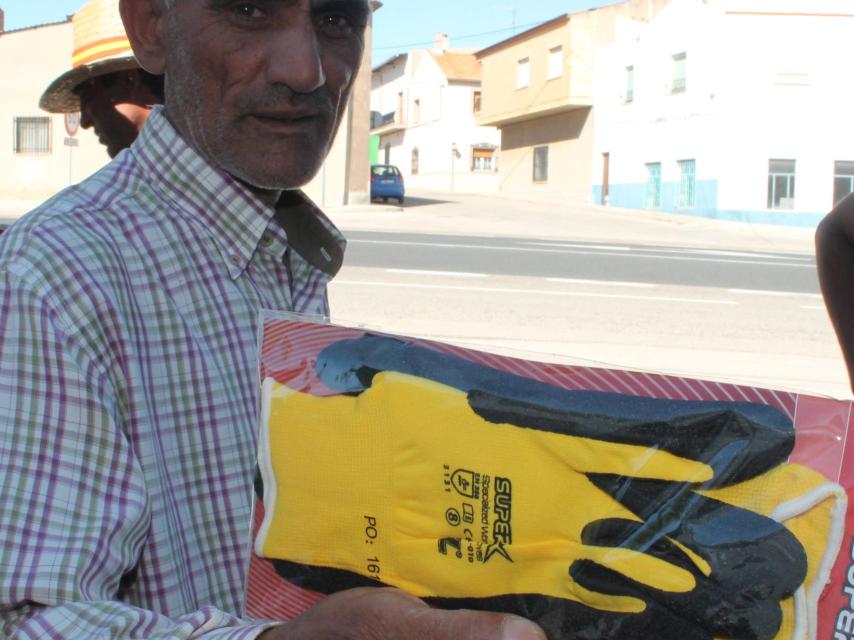 Es Cruz Roja quien da guantes a los temporeros para que puedan recoger y cortar ajos sin dañarse.
