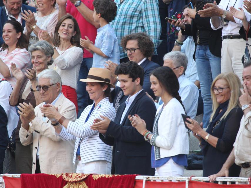 Froilán en los toros con su madre, la infanta Elena y su hermana Victoria.