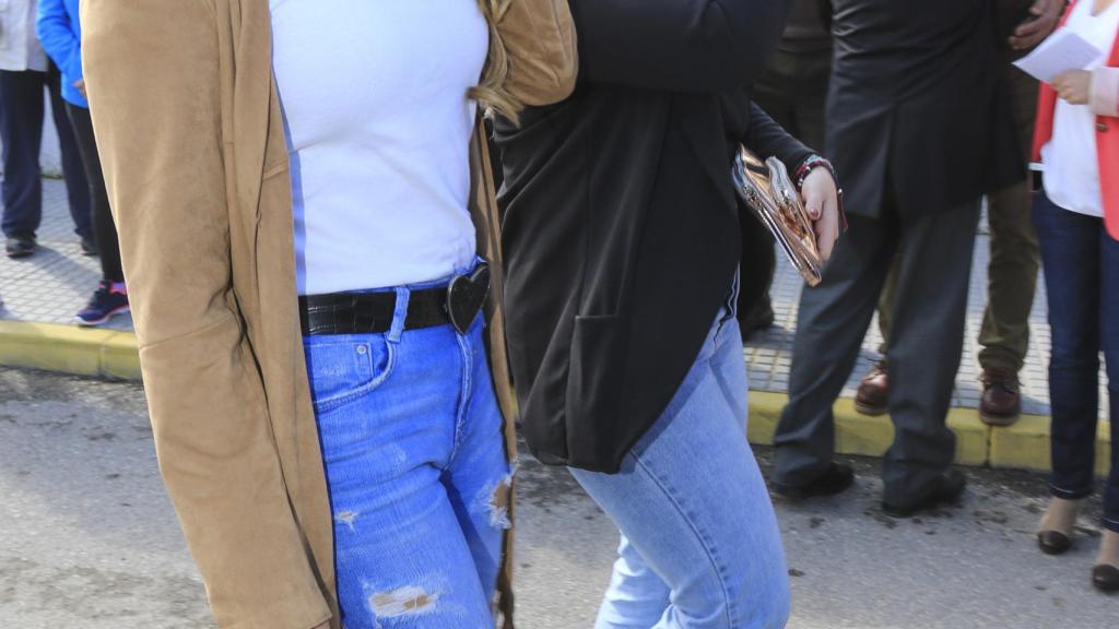Gloria Camila y Rocío Carrasco durante la reinauguración de estatua de Rocío Jurado en Chipiona, Cádiz.