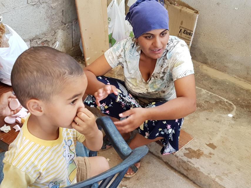 Muchos ciudadanos de Rumanía se trasladan con sus hijos a La Mancha para trabajar como temporeros.