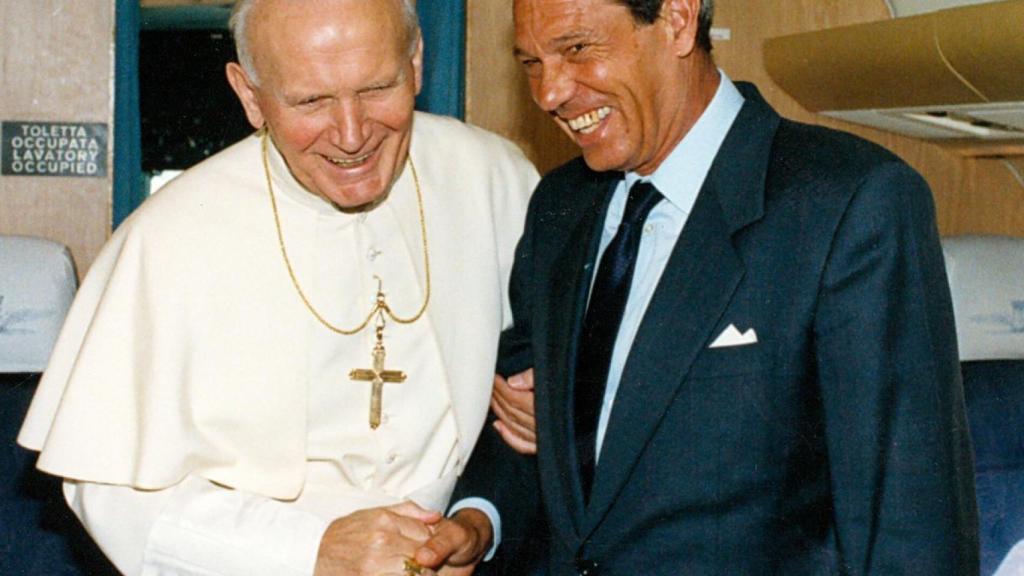 Joaquín Navarro-Valls en una imagen de archivo, con Juan Pablo II.