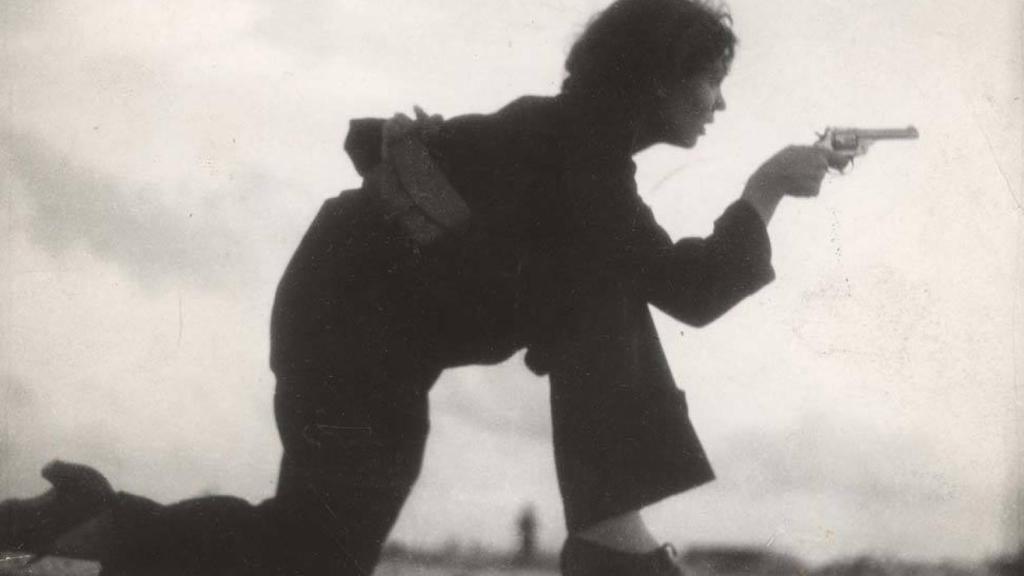 Una mujer republicana empuñando el arma. Fotografía de Gerda Caro.