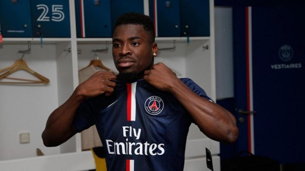Aurier en el vestuario. Foto: psg.fr