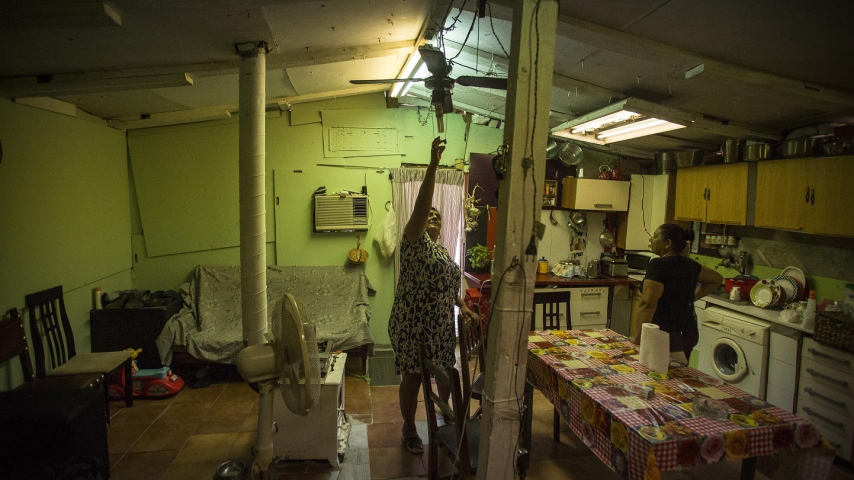 Guadalupe Vargas encendiendo la luz de la sala de su chabola en la carretera de Mairena.