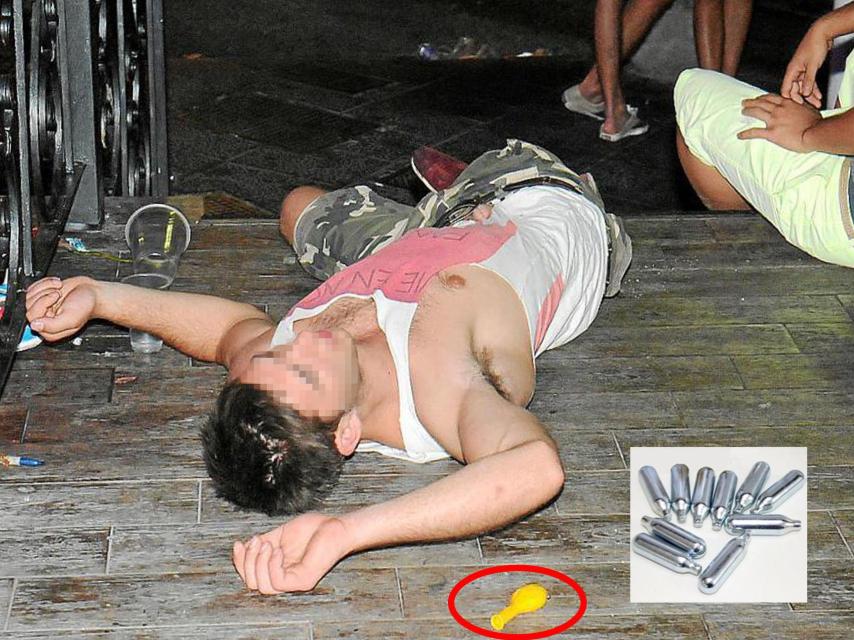 Un joven, visiblemente perjudicado. El motivo es el globo que tiene a su lado, que contenía gas de la risa..