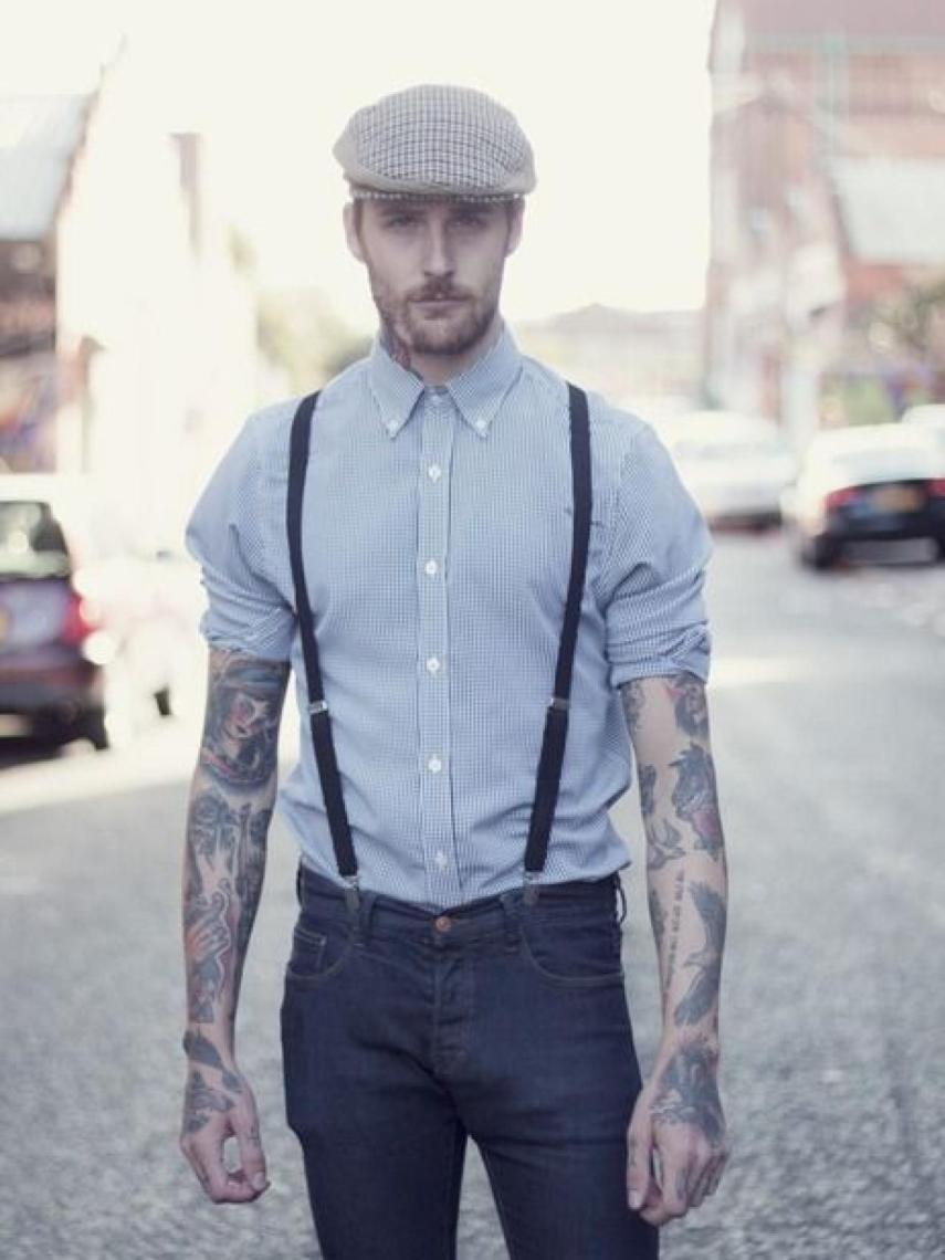 Hipster con tirantes